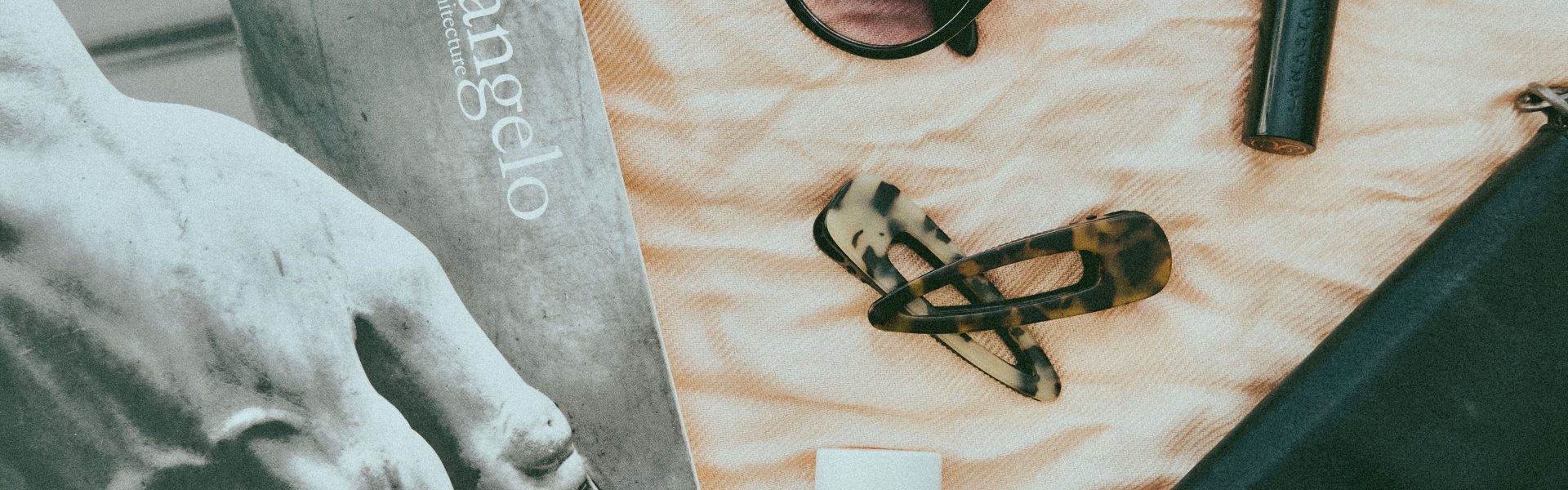 Zdjęcie do artykułu: Capsule wardrobe – jak zbudować garderobę zgodną z trendami?