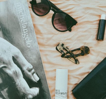 Zdjęcie do artykułu: Capsule wardrobe – jak zbudować garderobę zgodną z trendami?